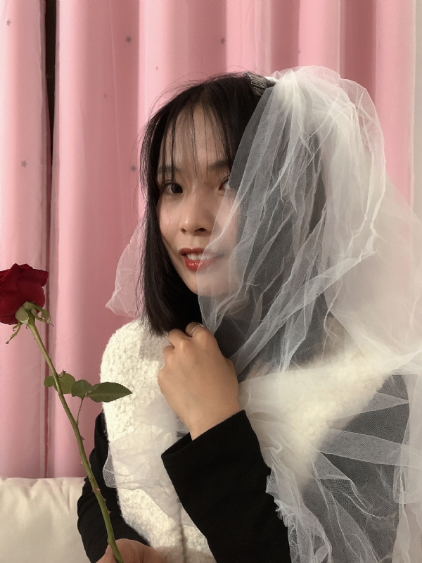 持紫菜包饭的女孩的第一张照片--平南认干亲服务网